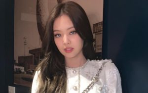 Dilemparin Boneka Oleh Salah Satu Fans, Ekspresi Cemberut Jennie